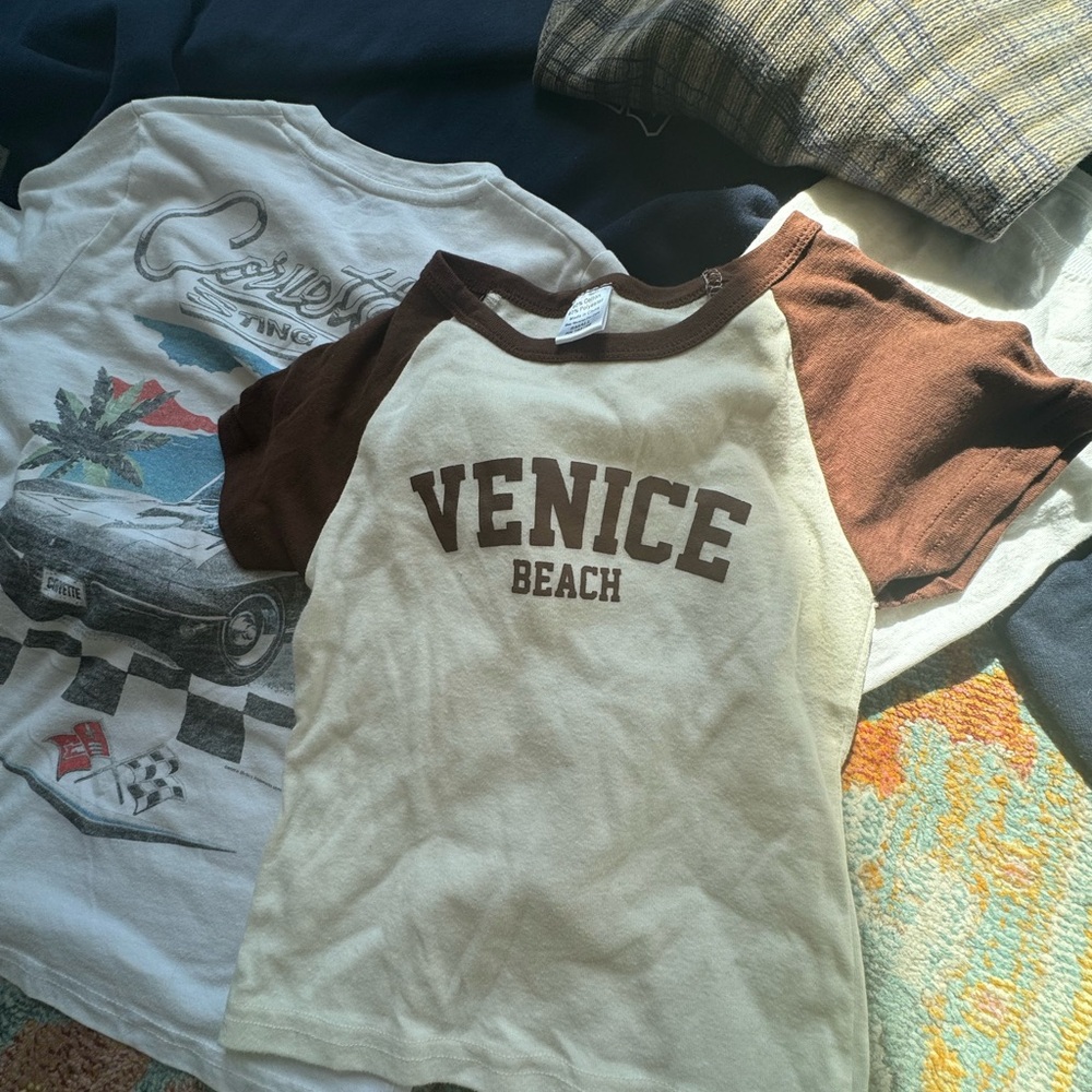 VENICE BEACH CALI CROP TOP GRAPHIC TEE